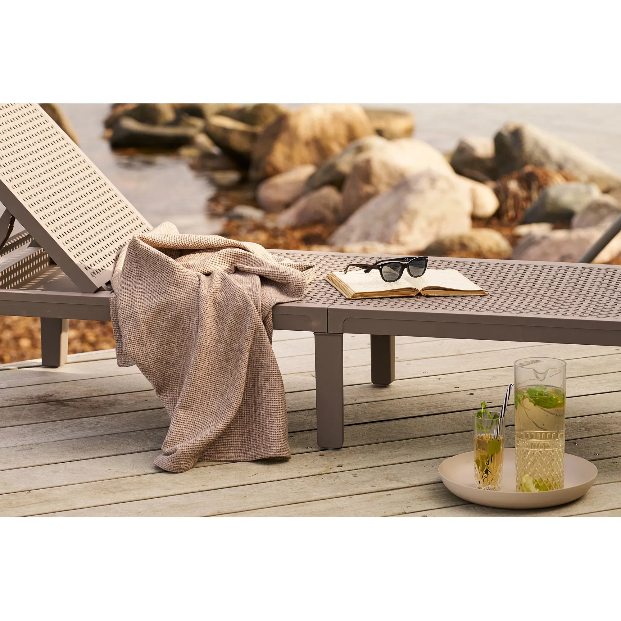 Serving Platter Eirvella – made of metal in beige