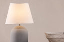 Tischlampe Stenljus – Grau-matter Betonfuß mit weißem Leinen-Lampenschirm