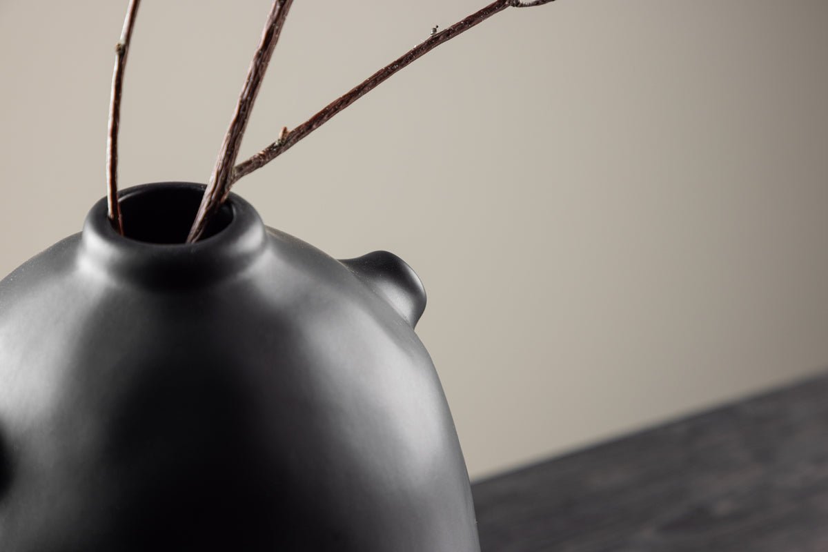 Vase Nuvio 28 cm – Timeless Elegance in White or Black