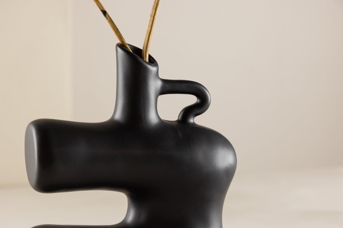 Vase Calvera 19 cm – Sculptural design object in White or Black