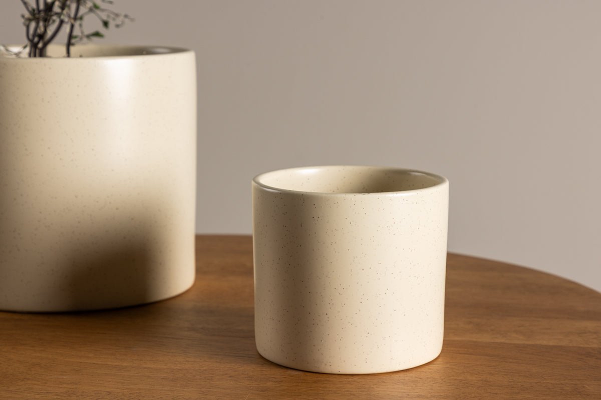 Flowerpot Lumen - in simple design made of ceramic