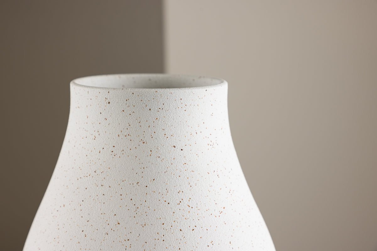 Vase Rellis Ø14 cm – Timeless ceramic with fine speckles