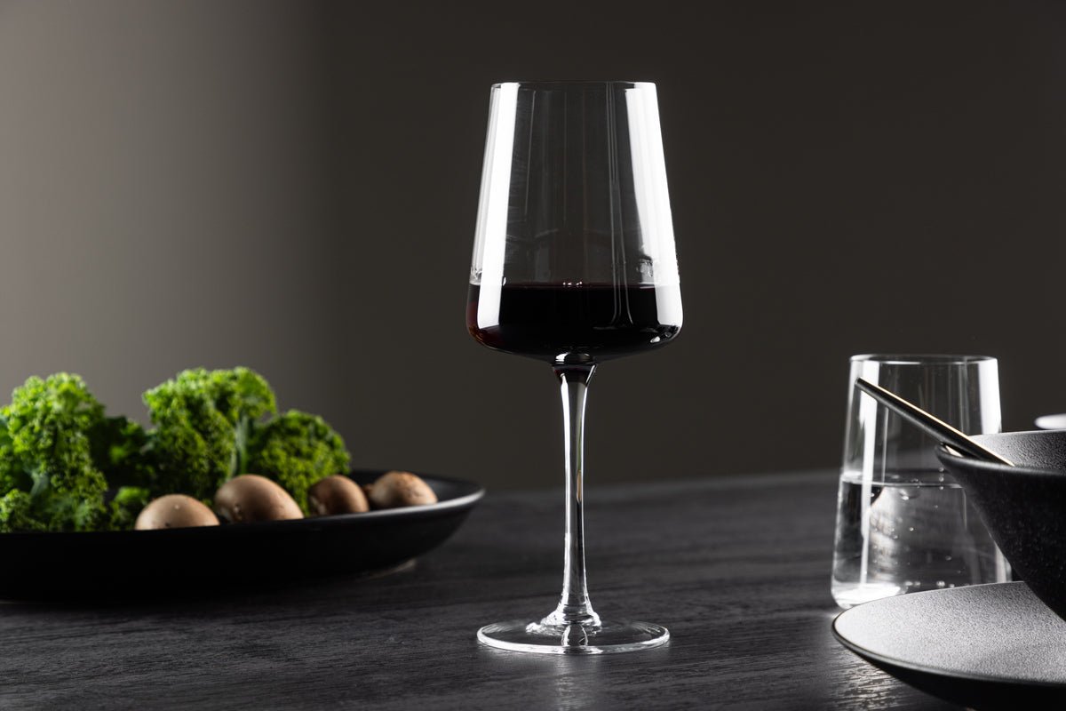 Wine glasses Pia - elegant 2-piece set made of clear glass