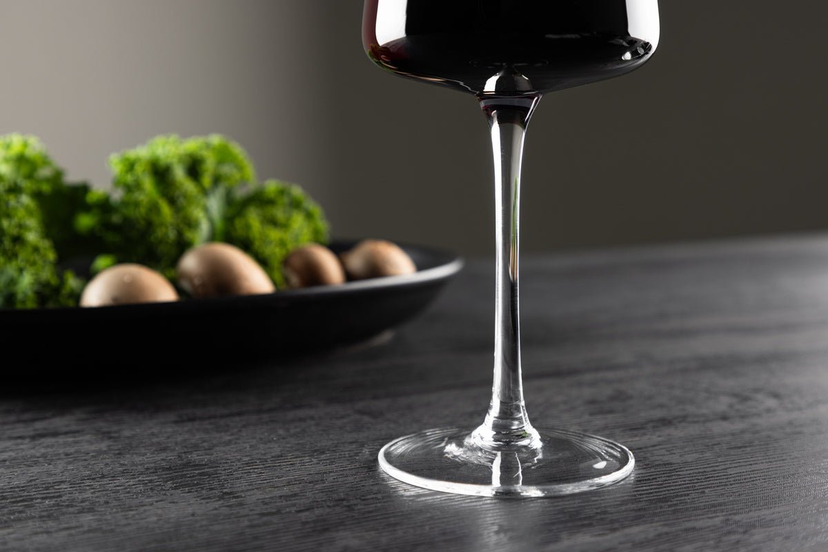 Wine glasses Pia - elegant 2-piece set made of clear glass