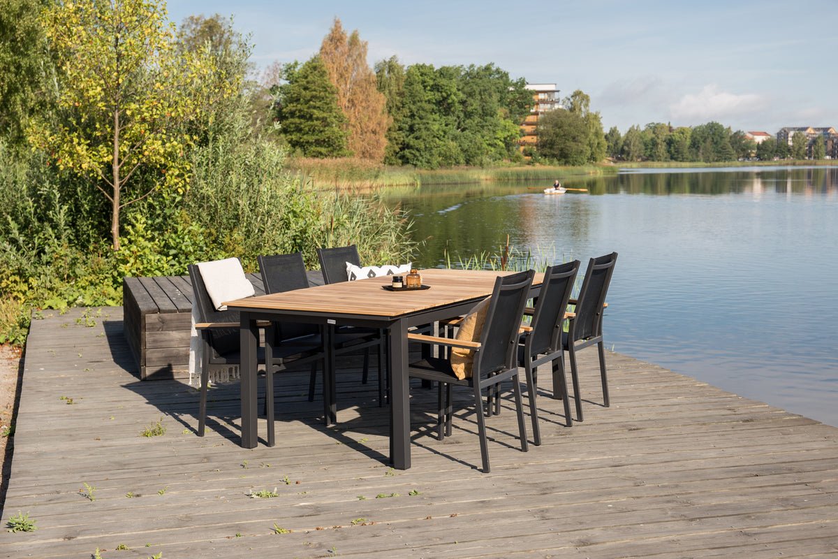 Garden table Caimana - an extendable dining table with a noble teak wood top