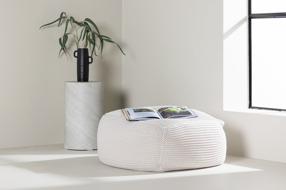 Beistellhocker Nuvio – Runder Strickhocker in Weiß