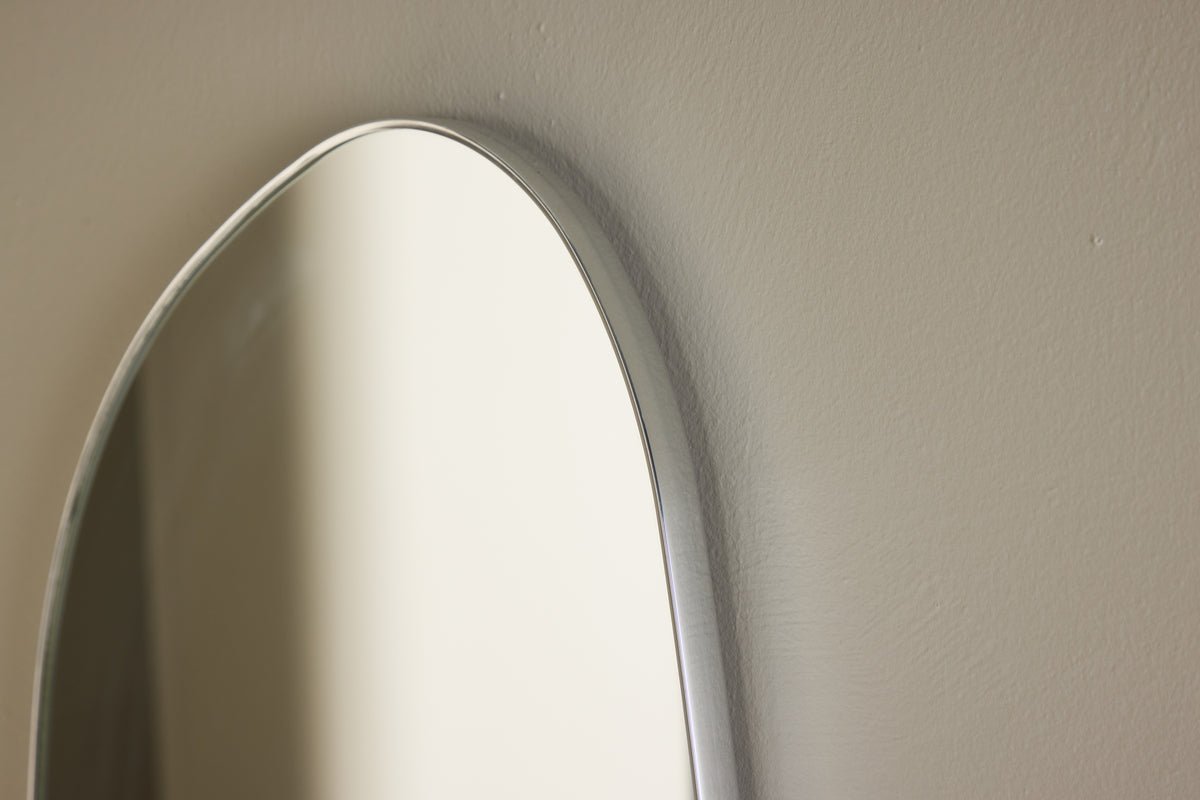 Spiegel Huevo – mit silbernem Aluminiumrahmen