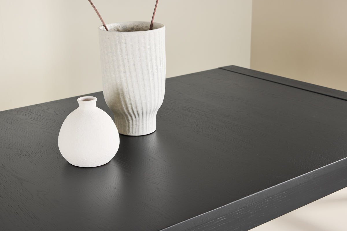 Dining table Wainui - made from sturdy oak wood