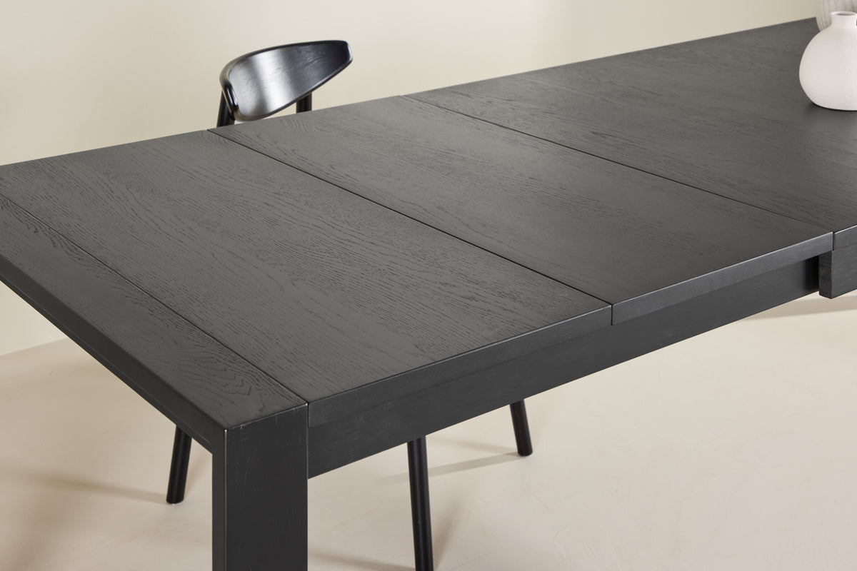 Dining table Wainui - made from sturdy oak wood