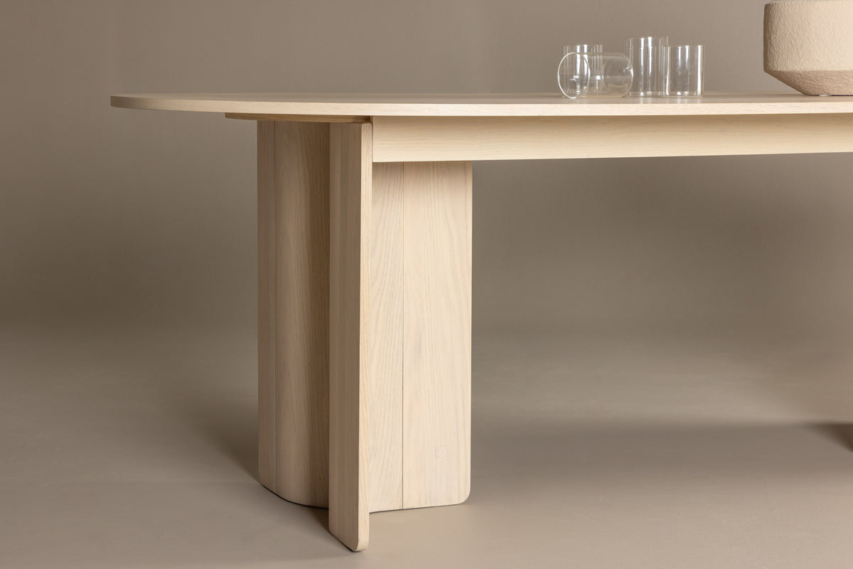 Dining Table Alura - in harmonious design with an elegant touch
