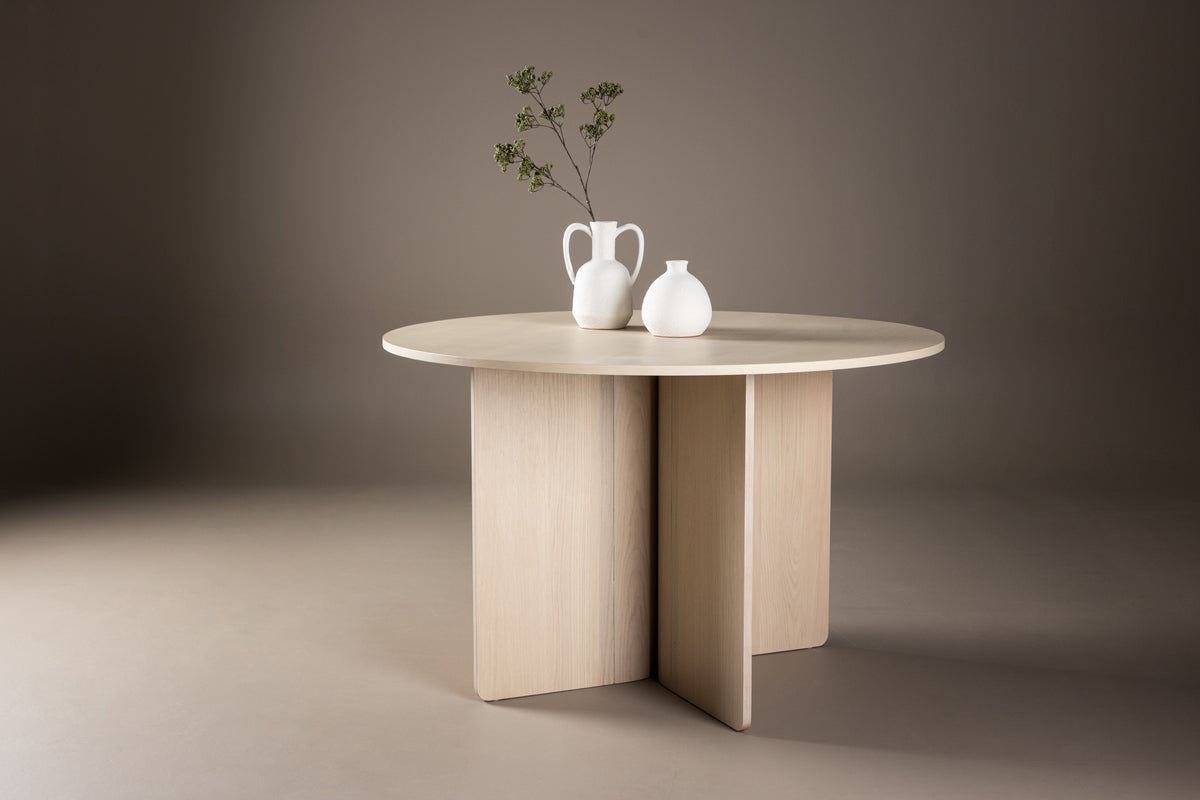 Dining Table Isola - in harmonious design with an elegant touch