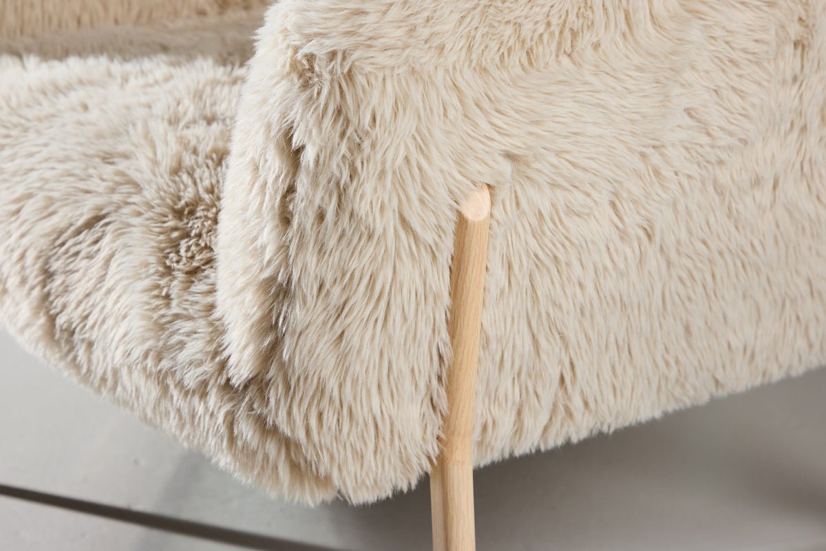 Sessel Zara  - mit Holzoptik-Beinen und Kunstfell-Bezug