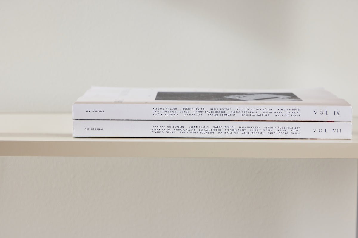 Shelf Marano – White with chrome struts in modern design