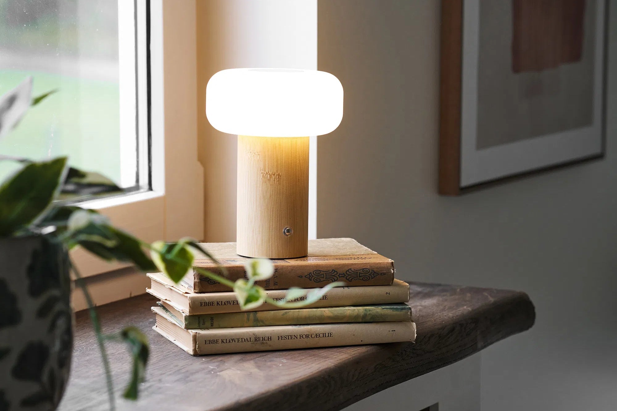 Table lamp Haldvyn – modern with bamboo