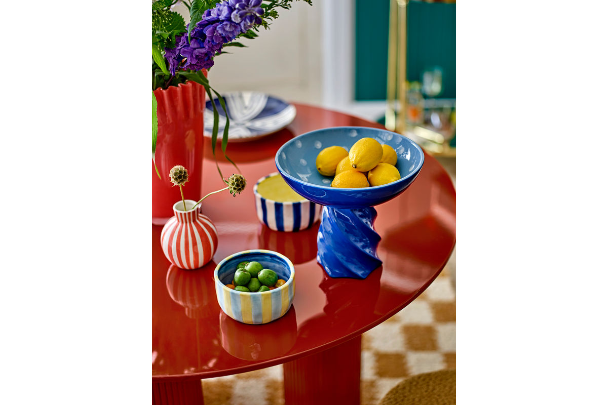 Dining Table Rufia – Sculptural Design in Red