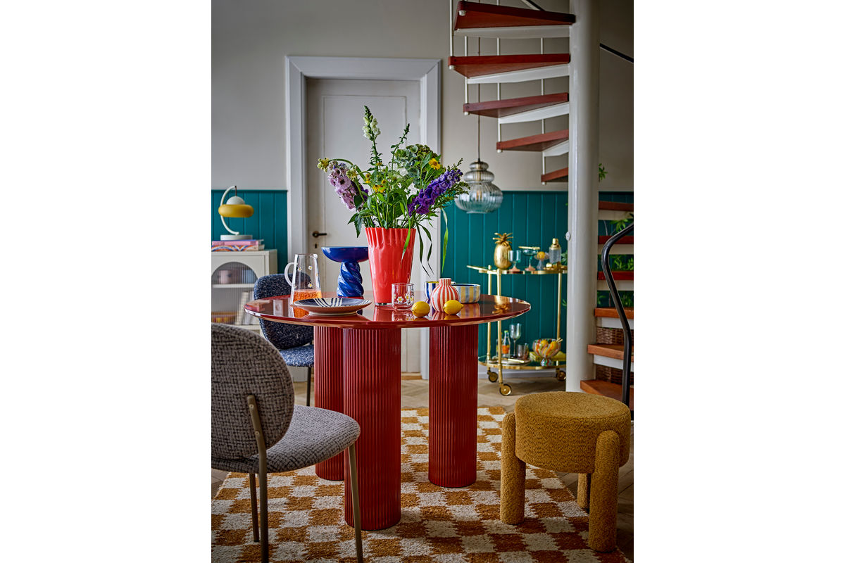 Dining Table Rufia – Sculptural Design in Red