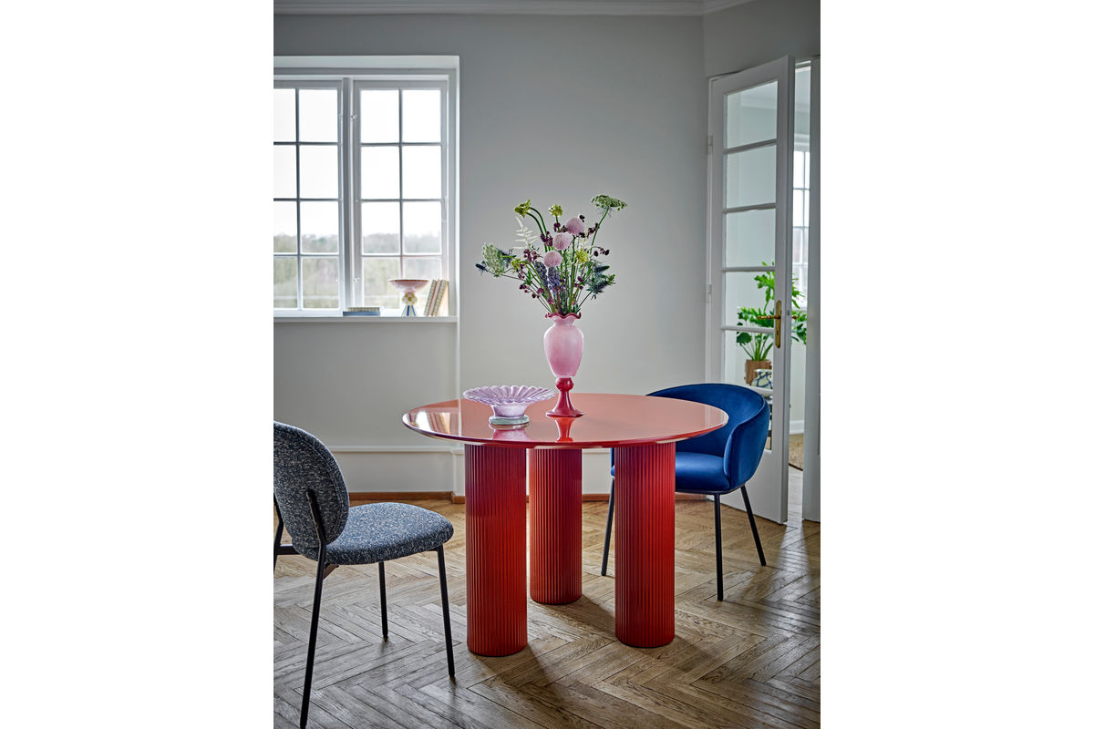 Dining Table Rufia – Sculptural Design in Red