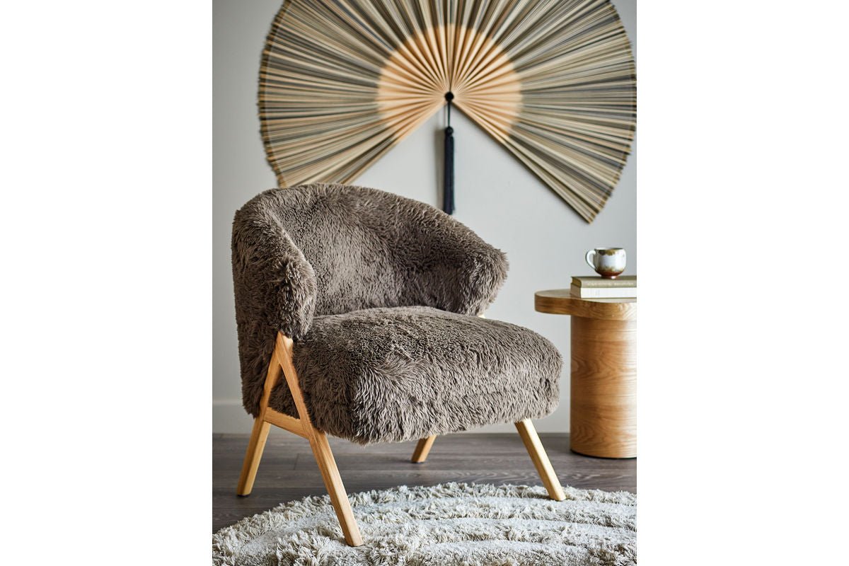 Loungesessel Ang – Kunstfell & FSC®-Holz in warmem Braunton