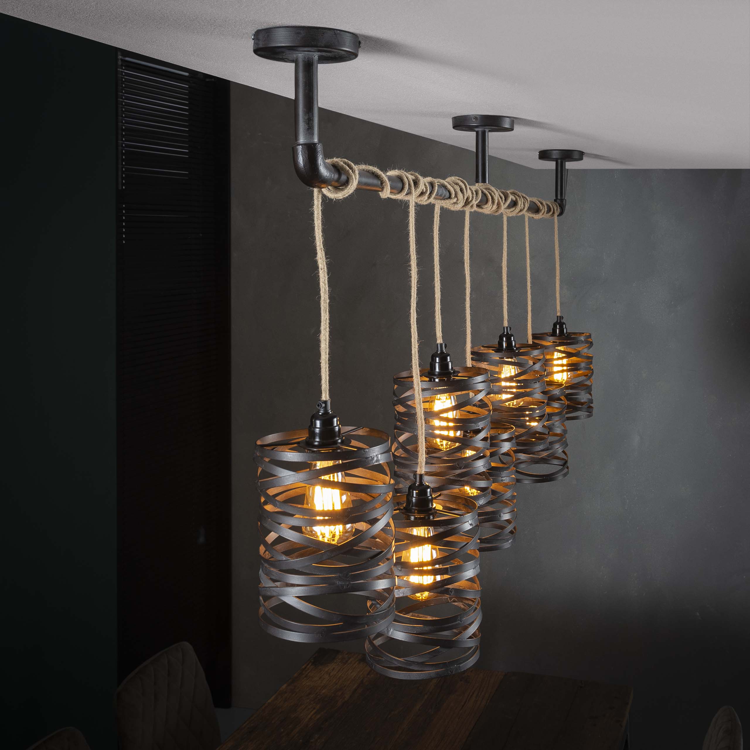 Pendelleuchte "Selvaris“ – Mit 7 spiralisierten Lampenschirmen und industrieller Rohr-Deckenbefestigung