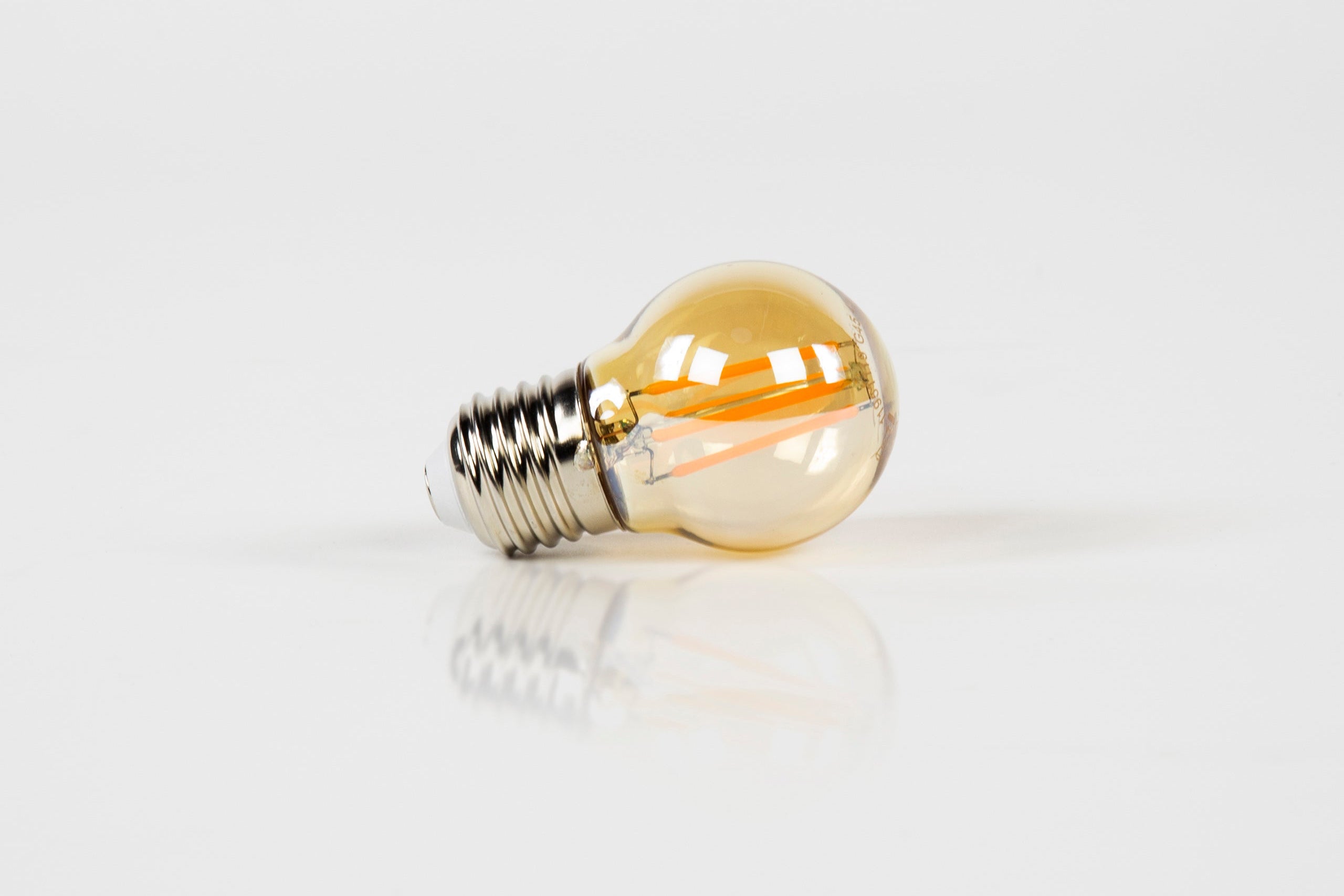 LED-Glühlampe Embera – G45-E27 mit amberfarbenem Glas