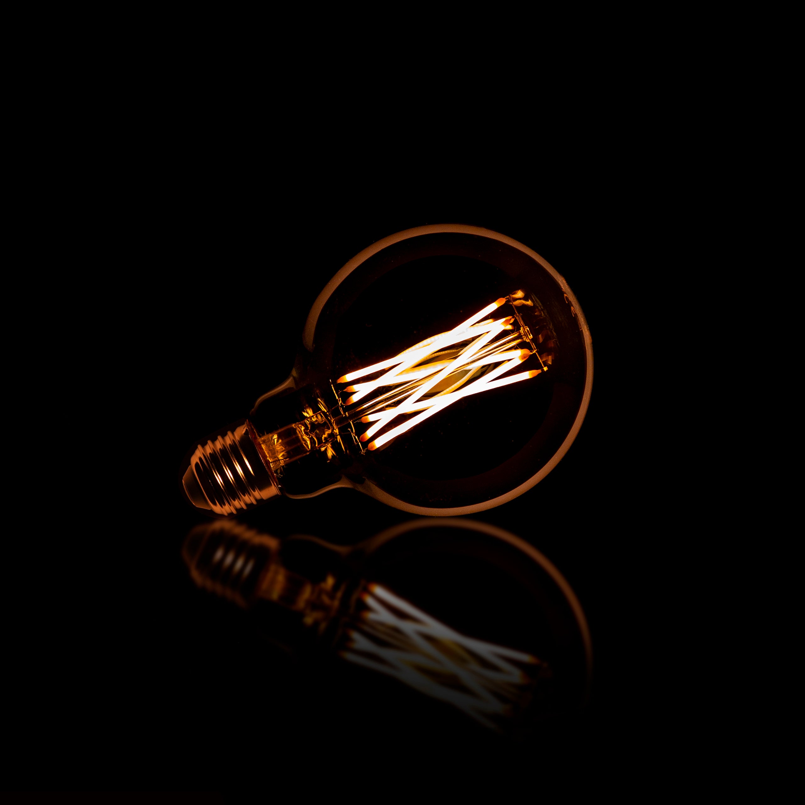 LED incandescent bulb Rara – G95-E27 with amber-colored glass