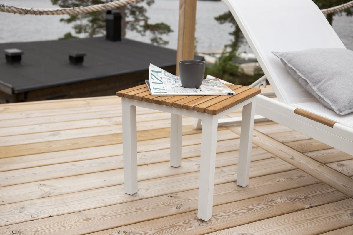 Garden table Siku - a white side table made of aluminum and teak wood