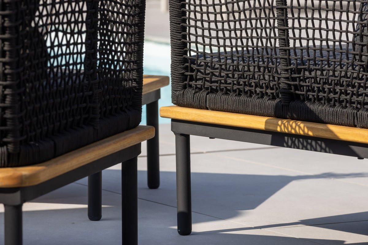 Garten Loungeset Malina – mit Holzdetails, geflochtenem Seil & grauen Kissen