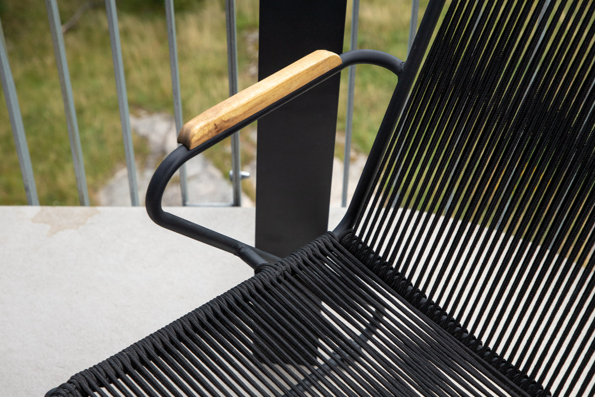 Gartenstuhl Sila - ein stilvoller Stuhl mit Holzakzenten in Schwarz oder Beige