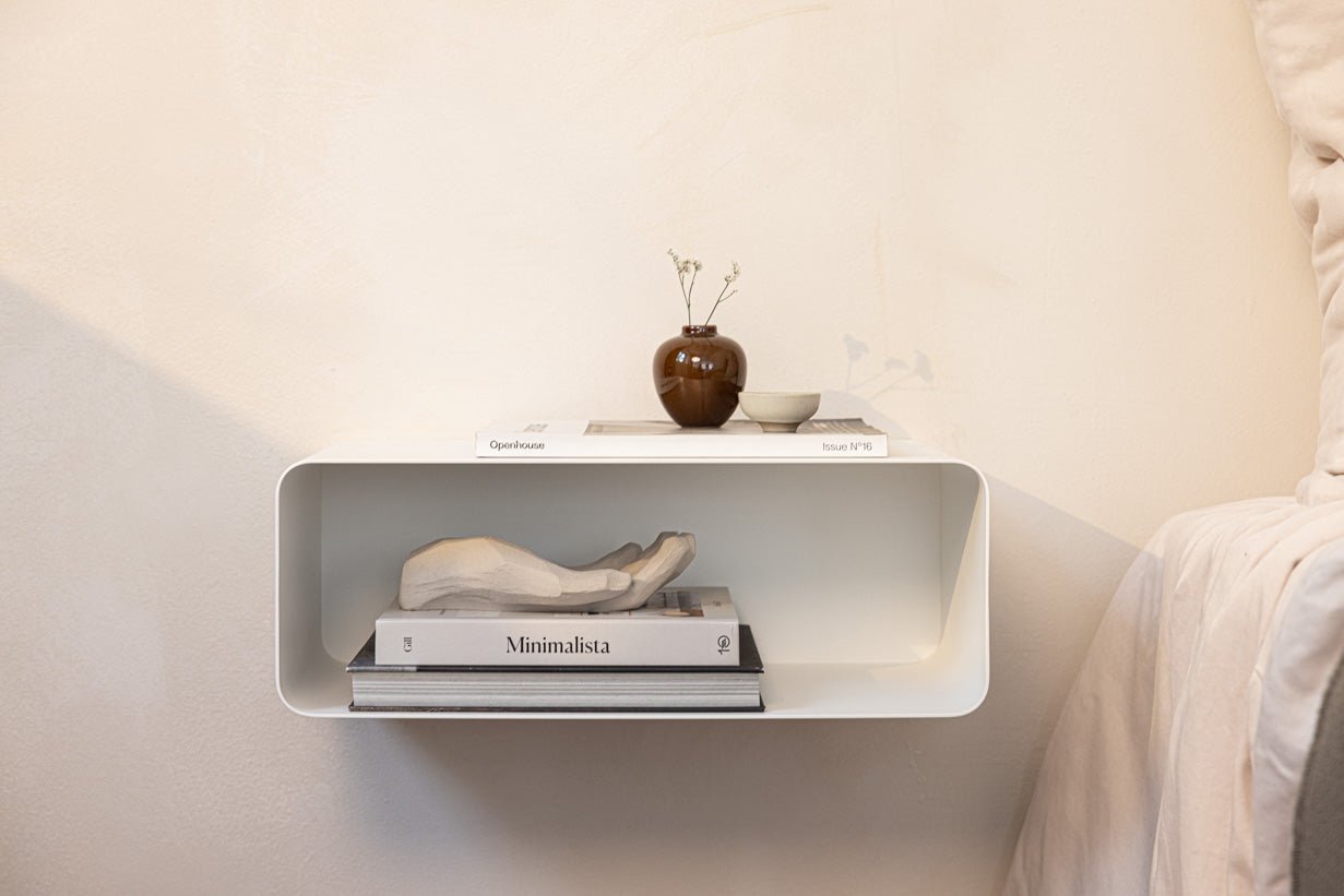 Nachttisch Nelio – Hängendes Design mit Kabeldurchführung