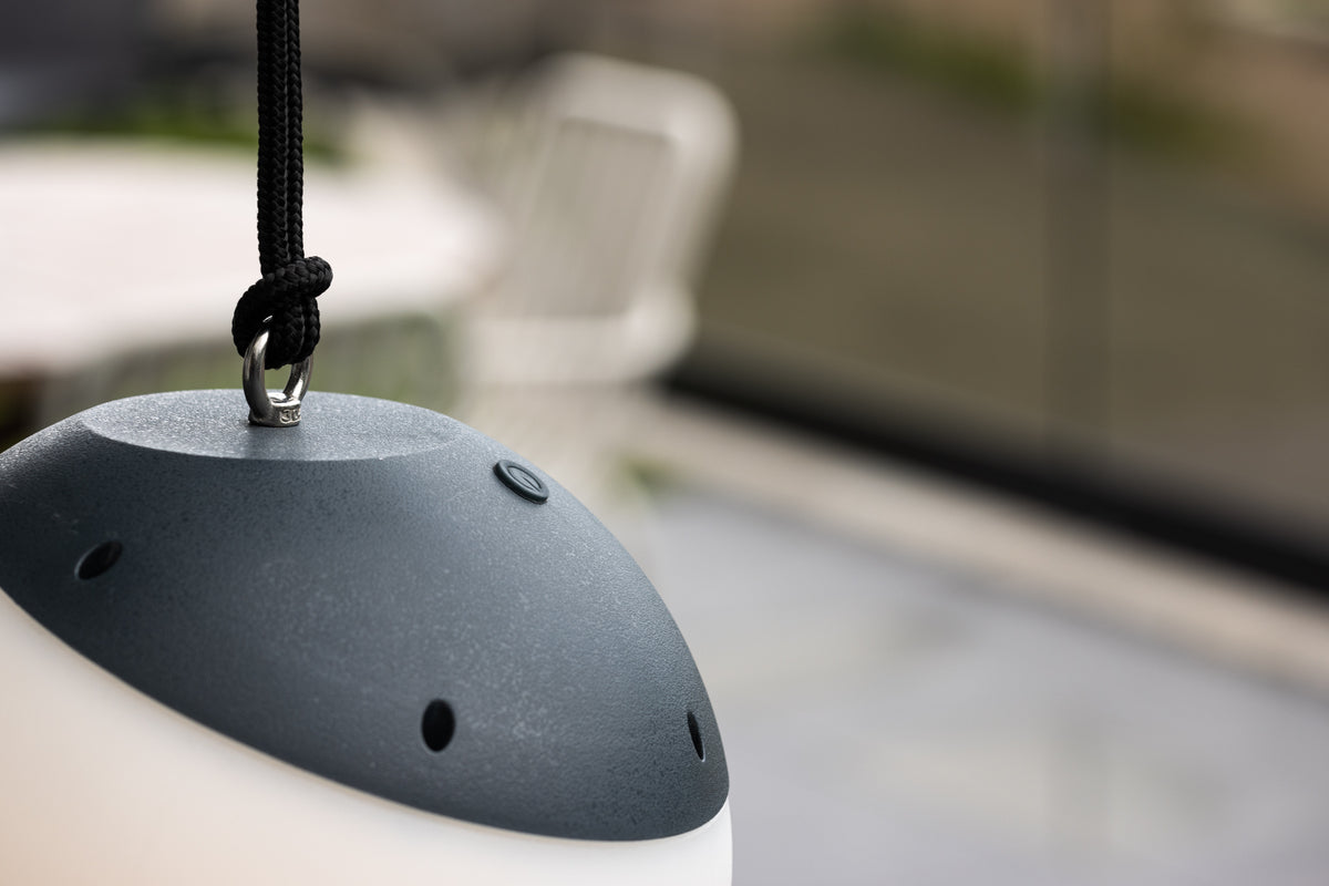 Outdoor-Pendelleuchte „Ilona" – batteriebetrieben aus Kunststoff in Schwarz-Weiß