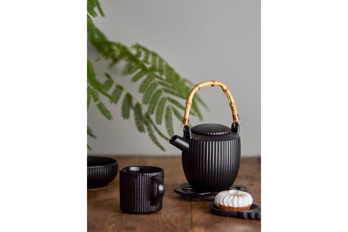 Teapot Beni – black stoneware with bamboo handle