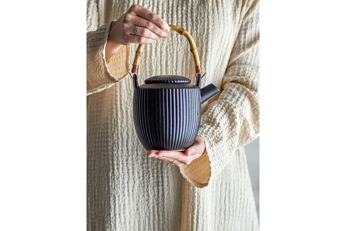 Teapot Beni – black stoneware with bamboo handle