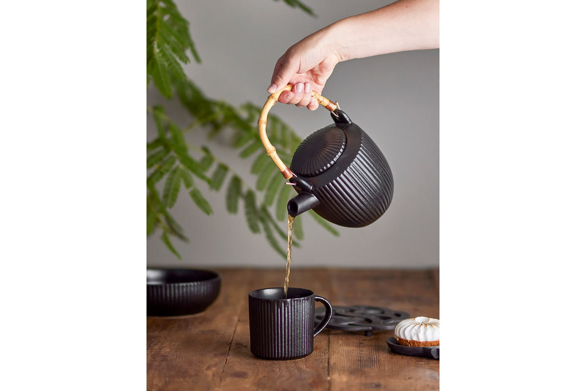Teapot Beni – black stoneware with bamboo handle
