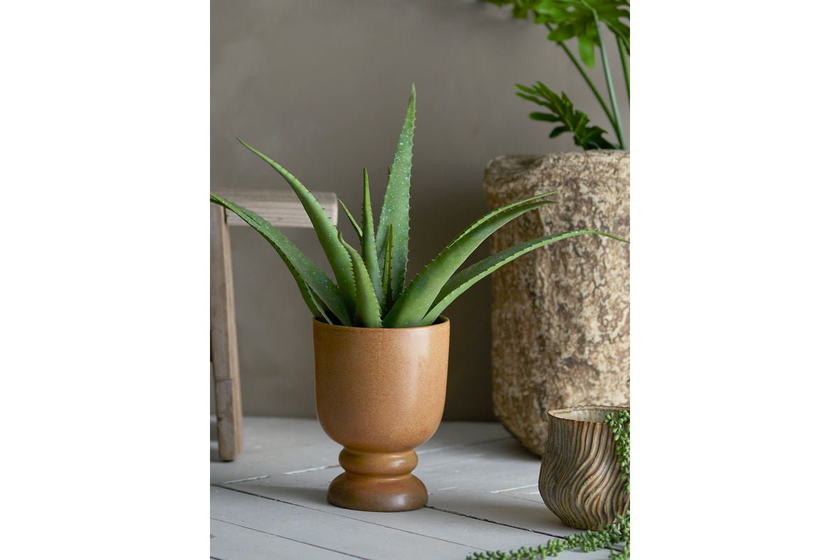 Flower Pot Avelin – Elevated Stoneware Pot in Warm Brown