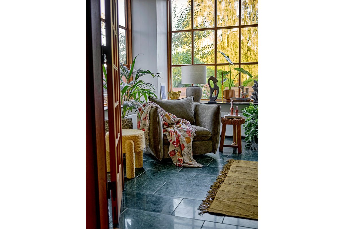 Auror Bowl – Sculptural Stoneware in Yellow