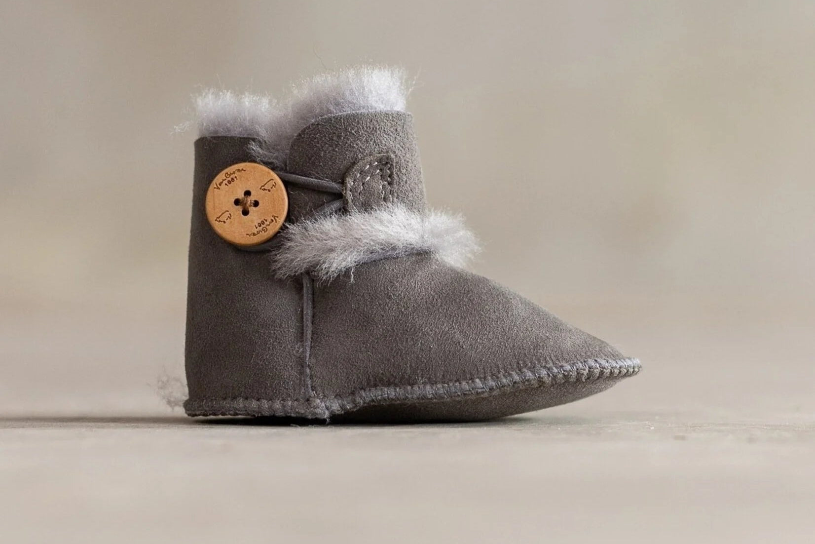 Lammfell Babyschlappen Noa – Echtes Lammfell in Sand, Grau, Rosa & Weiß